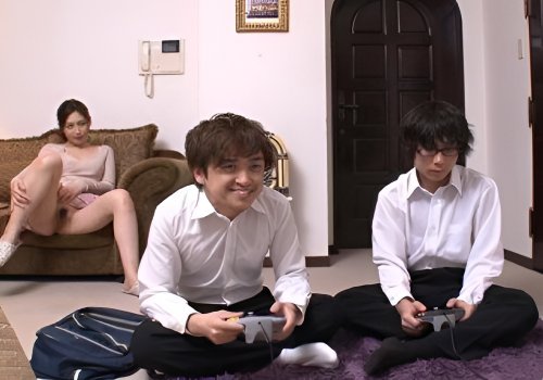 Mải mê cày game mà không biết thằng bạn thân đang cặp kè mẹ mình